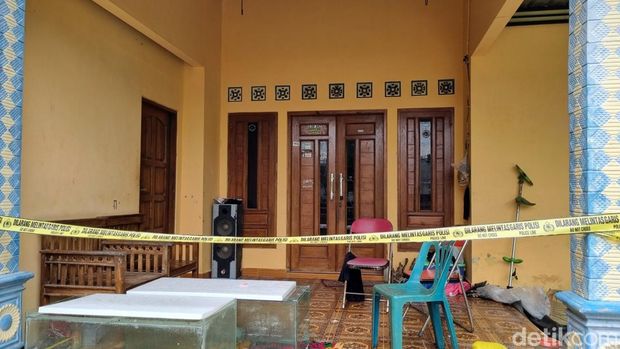 Suasana rumah yang menjadi lokasi penganiayaan menggunakan parang berujung tewasnya seorang pria di Kaliurang, Argomulyo, Sedayu, Bantul, Rabu (25/2/2026).
