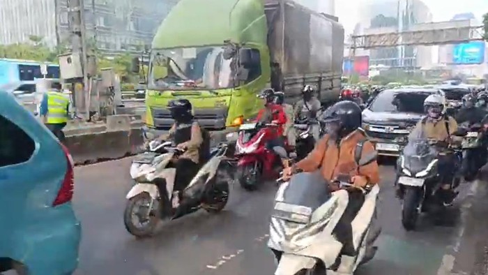 Truk Tabrak Separator Jalan di Gatsu Arah Kuningan, Lalin Macet