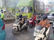 Truk Tabrak Separator Jalan di Gatsu Arah Kuningan, Lalin Macet