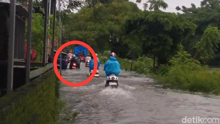 Waduk Tunggu Pampang, Kota Makassar, Sulawesi Selatan (Sulsel), meluap hingga air meluber ke jalan pagi ini.