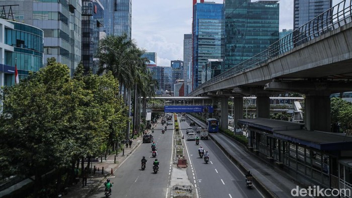 Sejumlah kendaraan melintas di Jalan HR Rasuna said, Jakarta, Rabu (25/2/2026). Tiang-tiang beton proyek monorel yang lama mangkrak akhirnya bersih setelah berdiri tanpa kepastian selama lebih dari 10 tahun.