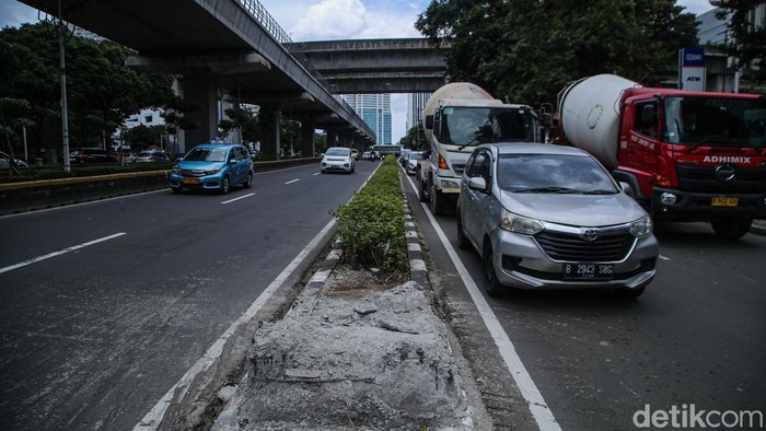 Sejumlah kendaraan melintas di Jalan HR Rasuna said, Jakarta, Rabu (25/2/2026). Tiang-tiang beton proyek monorel yang lama mangkrak akhirnya bersih setelah berdiri tanpa kepastian selama lebih dari 10 tahun.