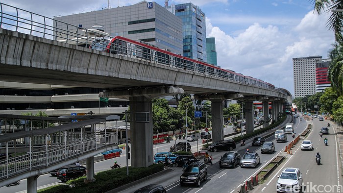 Sejumlah kendaraan melintas di Jalan HR Rasuna said, Jakarta, Rabu (25/2/2026). Tiang-tiang beton proyek monorel yang lama mangkrak akhirnya bersih setelah berdiri tanpa kepastian selama lebih dari 10 tahun.