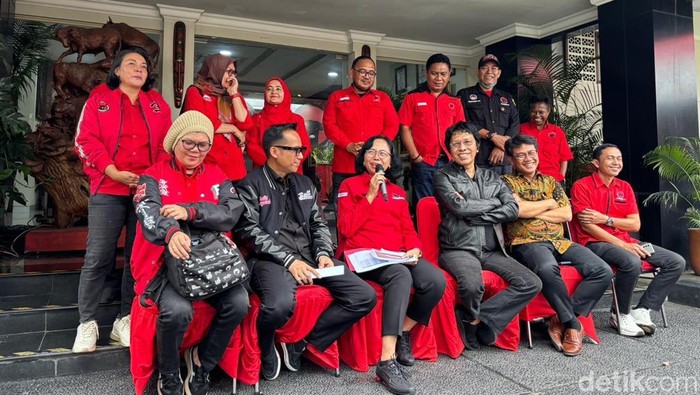Wakil Ketua Komisi X DPR RI Fraksi PDIP MY Esti Wijayati (tengah bawah) dalam konferensi pers di Sekolah Partai DPP PDIP, Lenteng Agung, Jakarta. (Rachma/detikcom)