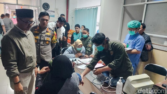 Wakil Wali Kota Cimahi, Adhitia Yudisthira dan Kapolres Cimahi, AKBP Niko N. Adi Putra cek kondisi siswa keracunan MBG di RSUD Cibabat