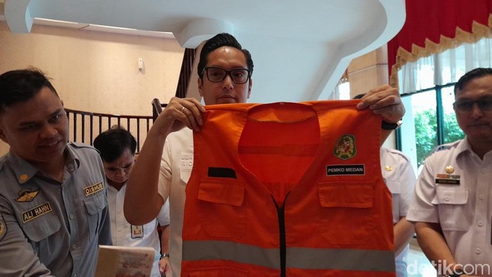 Wali Kota Medan Rico Waas saat menunjukkan rompi jukir resmi Dishub. (Rechtin Hani Ritonga/detikSumut)