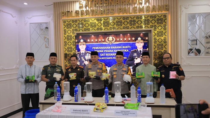 Wali Kota Palembang Ratu Dewa memberikan penghargaan ke anggota Sat Resnarkoba Polrestabes Palembang