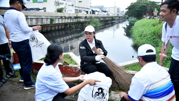 Walkot Semarang, Agustina Wilujeng, saat mengikuti bersih-bersih Sungai Tawang Mas di Kelurahan Tawangmas, Kecamatan Semarang Barat, Selasa (24/2/2026). Walkot Semarang, Agustina Wilujeng, saat mengikuti bersih-bersih Sungai Tawang Mas di Kelurahan Tawangmas, Kecamatan Semarang Barat, Selasa (24/2/2026).