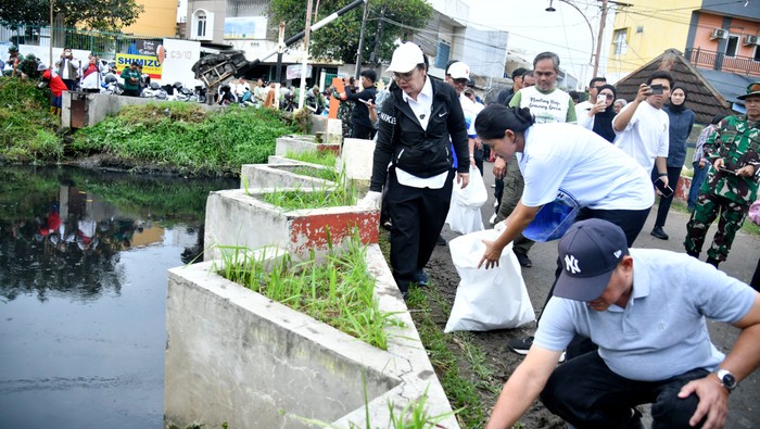 Walkot Semarang, Agustina Wilujeng, saat mengikuti bersih-bersih Sungai Tawang Mas di Kelurahan Tawangmas, Kecamatan Semarang Barat, Selasa (24/2/2026).