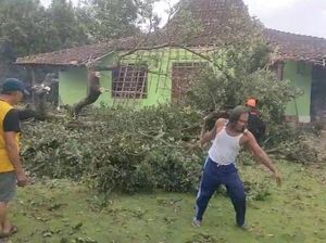 Teras Rumah di Boyolali Ambrol Tertimpa Pohon Saat Angin Kencang