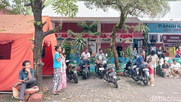 Warga korban banjir di Kecamatan Biringkanaya mengungsi di SD Paccerakkang Makassar.