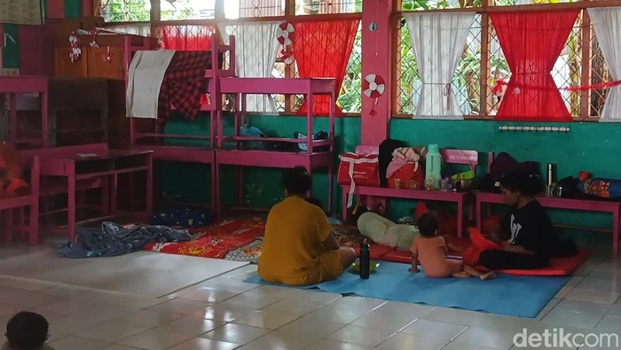 Warga korban banjir di Kecamatan Biringkanaya mengungsi di SD Paccerakkang Makassar.