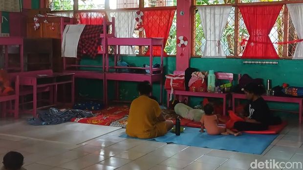 Warga korban banjir di Kecamatan Biringkanaya mengungsi di SD Paccerakkang Makassar. Warga korban banjir di Kecamatan Biringkanaya mengungsi di SD Paccerakkang Makassar.