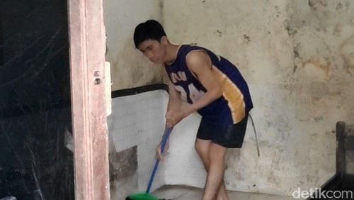 Warga membersihkan kamar kosnya di Jalan Campuhan II, Legian, Kita, Badung, Rabu sore (25/2/2026).