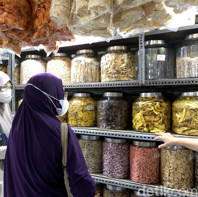 Warga Mulai Buru Kue Kering di Pasar Blauran Surabaya