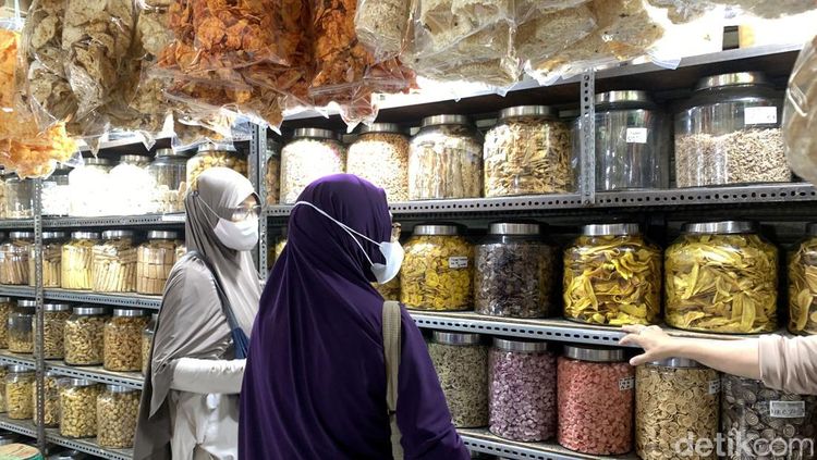 Warga Mulai Buru Kue Kering di Pasar Blauran Surabaya