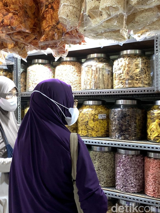 Warga Mulai Buru Kue Kering di Pasar Blauran Surabaya