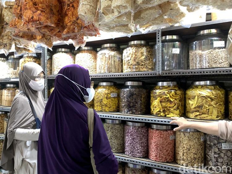 Warga Mulai Buru Kue Kering di Pasar Blauran Surabaya