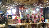 Bermacam jenis kue kering yang bisa didapatkan di Pasar Blauran Surabaya ini. Harganya juga lumayan terjangkau.