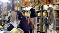 Pantauan di lokasi, beberapa lapak kue kering tampak didatangi oleh sejumlah pembeli. Namun, suasana pasar masih belum seramai mendekati Hari Raya.