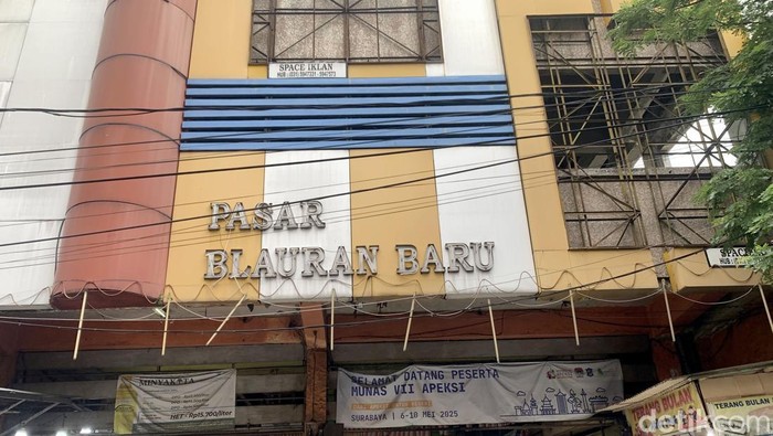 Warga Mulai Buru Kue Kering di Pasar Blauran