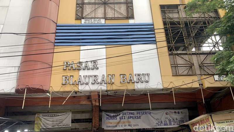 Warga Mulai Buru Kue Kering di Pasar Blauran