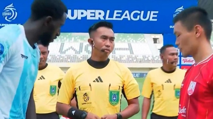 Wasit Aprisman Aranda bertugas memimpin jalannya pertandingan Persebaya Surabaya Vs PSM Makassar di Stadion Gelora Bung Tomo (GBT) malam ini.
