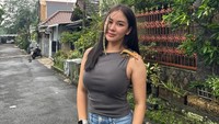 Yasmine Karenina puas akan hasil oplas payudara dan hidung. Puas. Cuma hidung belum 100 persen karena belum setahun. Memang maunya yang natural dan gak kelihatan makanya ke Korea, katanya. (Foto: dok Instagram yasminezka)