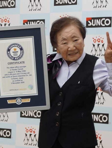 Kisah Pegawai Cetak Rekor, Kerja di Posisi yang Sama Selama 65 Tahun