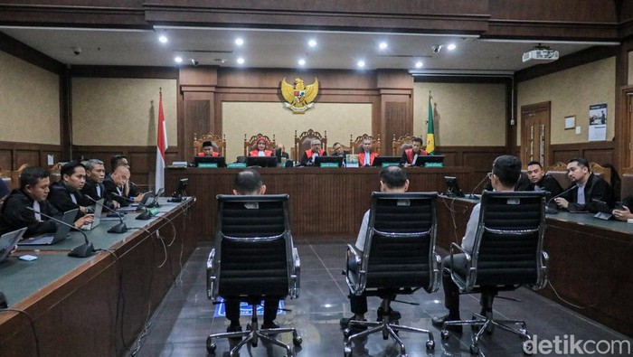 Majelis hakim membacakan putusan terhadap tiga terdakwa kasus dugaan korupsi minyak mentah di Pengadilan Negeri Jakarta Pusat, Kamis (26/2/2026).