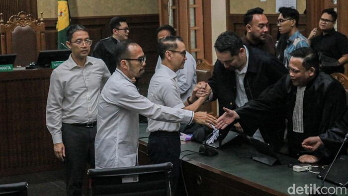 Majelis hakim membacakan putusan terhadap tiga terdakwa kasus dugaan korupsi minyak mentah di Pengadilan Negeri Jakarta Pusat, Kamis (26/2/2026).