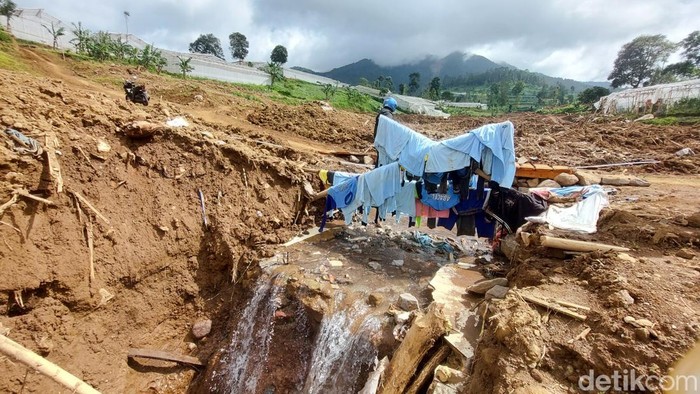 ada aliran sungai kecil yang muncul tiba-tiba di bekas longsor cisarua