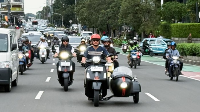 AHY Vespaan ke Benhil