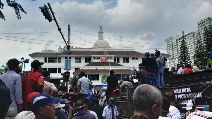 Aksi solidaritas menolak SE penataan daging nonhalal di Medan. (Rechtin Hani Ritonga/detikSumut)