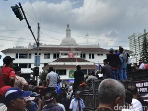 Ratusan Pedagang-Konsumen Daging Babi Geruduk Kantor Wali Kota Medan