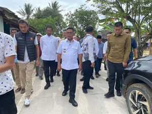 Andra Minta Bupati Pandeglang Alokasikan Anggaran untuk Perbaikan Jalan