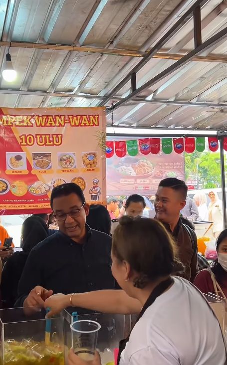 Anies Baswedan Ikut War Takjil di Benhil