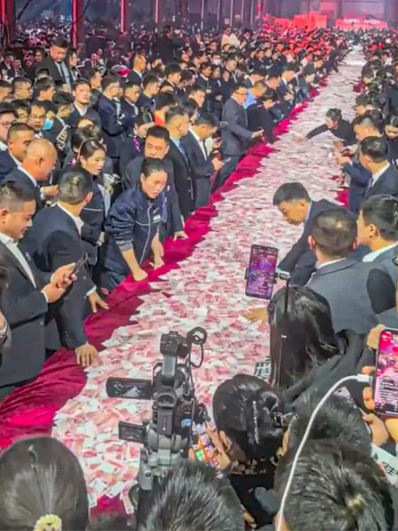 Viral Bos China Bagi-bagi Bonus Rp 436 M, Pegawai Bebas Ambil Uang di Meja