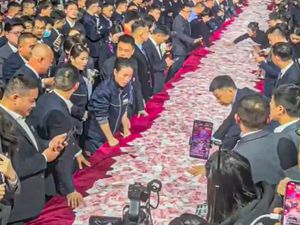 Viral Bos China Bagi-bagi Bonus Rp 436 M, Pegawai Bebas Ambil Uang di Meja