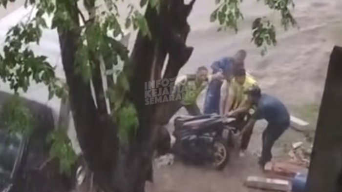 Motor nyaris hanyut terbawa arus banjir di Kawasan Industri Candi (KIC), Kecamatan Ngaliyan, Kota Semarang, Kamis (26/2/2/2026).
