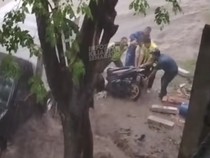 Viral Motor Nyaris Hanyut di KIC Semarang gegara Banjir