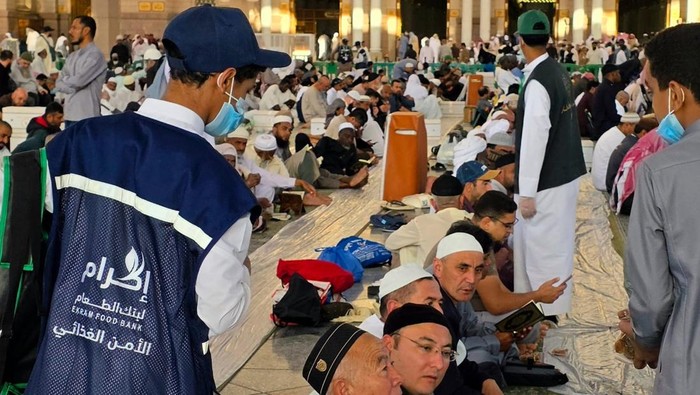 Pembagian paket buka puasa Ramadan di Masjid Nabawi, Madinah, Februari 2026.