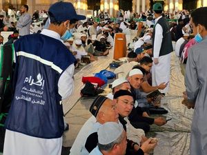 Jutaan Paket Buka Puasa Gratis di Masjid Nabawi