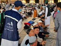 Jutaan Paket Buka Puasa Gratis di Masjid Nabawi