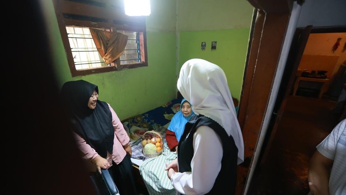 Bupati Ipuk menjenguk warganya