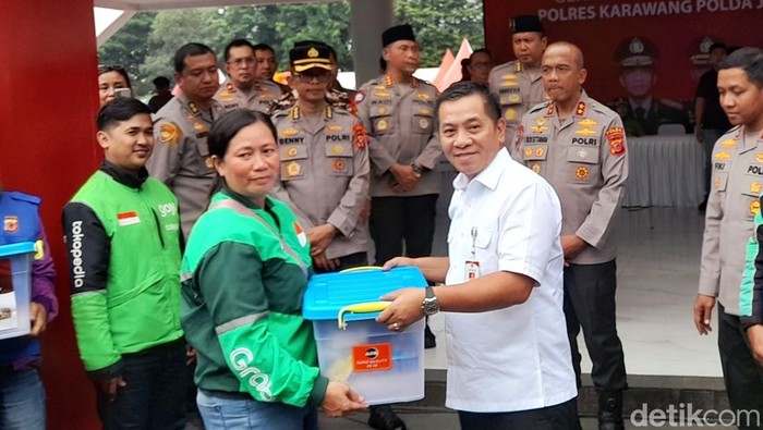 Bupati Karawang Aep Syaepuloh saat giat bakti sosial di Lapangan Karangpawitan, Kabupaten Karawang.