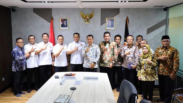 Bupati Kudus Sam'ani Intakoris meninjau proses seleksi terbuka Sekda Kudus. Bupati Kudus Sam'ani Intakoris meninjau Assessment Center dalam rangka Seleksi Secara Terbuka dan Kompetitif Pengisian Jabatan Pimpinan Tinggi Pratama Sekretaris Daerah Kabupaten Kudus yang digelar di Ruang Assessment Center Polri, Gedung TNCC Polri Lantai 3, Jakarta Selatan, Kamis (26/2/2026).