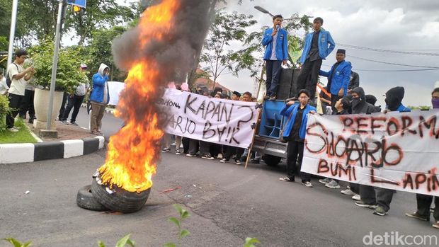 Bupati Subandi menemui pendemo PMII di depan Kantor Pemkab Sidoarjo.
