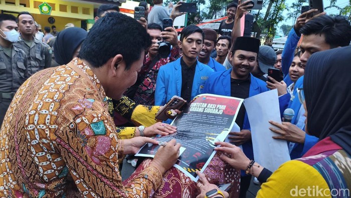 Bupati Subandi menemui pendemo PMII di depan Kantor Pemkab Sidoarjo.