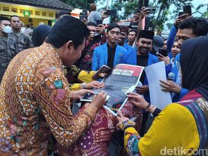 Bupati Sidoarjo Temui Pendemo Tuntut Perbaikan Pendidikan-Infrastruktur